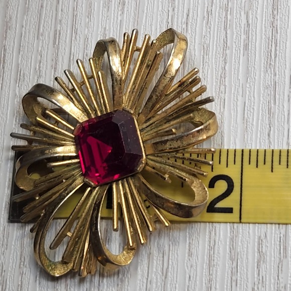 Crown Trifari Gold Tone Ruby Red Crystal Starburst Brooch Pin Vintage Costume - Picture 4 of 5